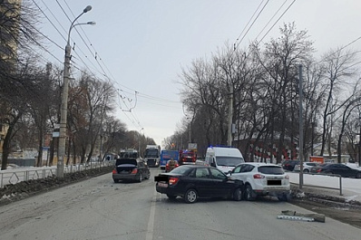 В Самаре молодой водитель на "Гранте" въехал в две иномарки