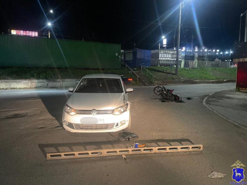 В Сызрани парень без прав на незарегистрированном мопеде врезался в иномарку