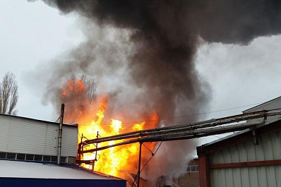 95 человек тушили крупный пожар на складе лакокрасочных изделий в Тольятти