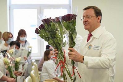 В Международный женский день Дмитрий Азаров поздравил рожениц и сотрудниц больницы им. Середавина