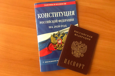Владимир Путин предложил вместе с паспортом выдавать Конституцию