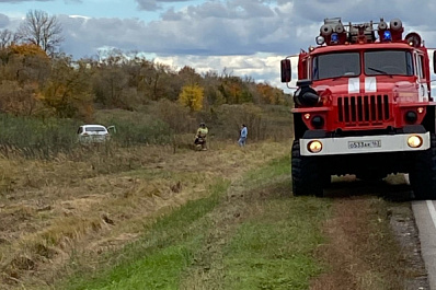 Съехал в кювет: на трассе в Самарской области столкнулись две легковушки 25 сентября