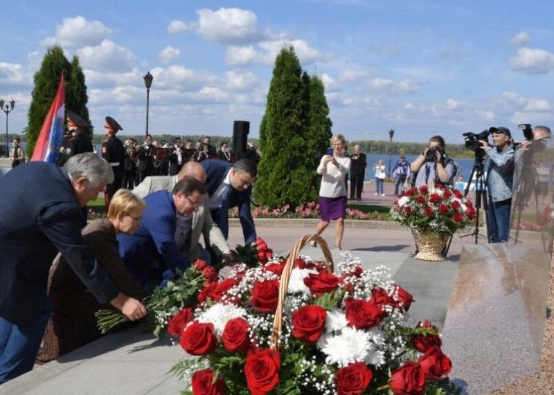 Дмитрий Азаров возложил цветы к памятнику Григорию Засекину