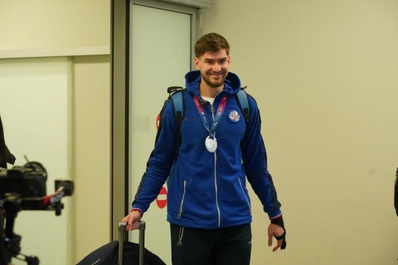 В самарском аэропорту торжественно встретили серебряного призера чемпионата мира по тхэквондо Рафаиля Аюкаева