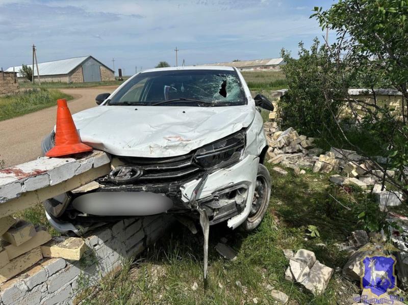 В Самарской области мужчина на LADA Vesta влетел в забор