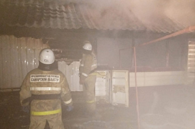 В Самарской области пожарные ночью тушили загоревшуюся баню