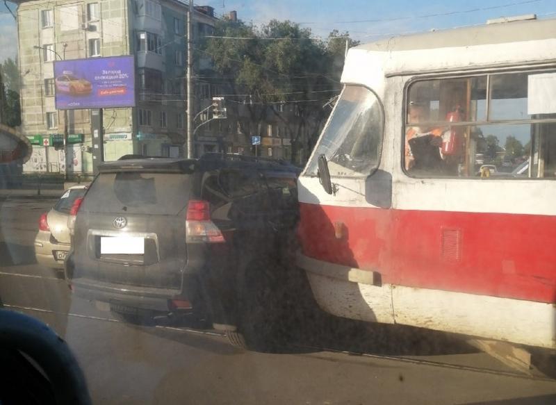 В Самаре трамвай протаранил Toyota Land Cruiser Prado