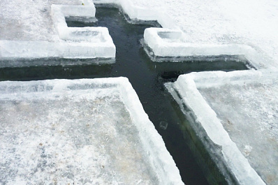 РПЦ советует отказаться от крещенских купаний