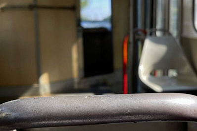 Закрыл двери и поехал: трамвай протащил зажатую коляску с мальчиком-инвалидом в Екатеринбурге