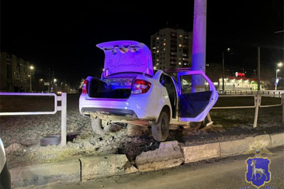 В Новокуйбышевске мужчина на легковушке врезался в фонарный столб
