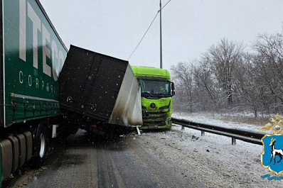 Две фуры раздавили "Газель" на трассе М5 в Самарской области