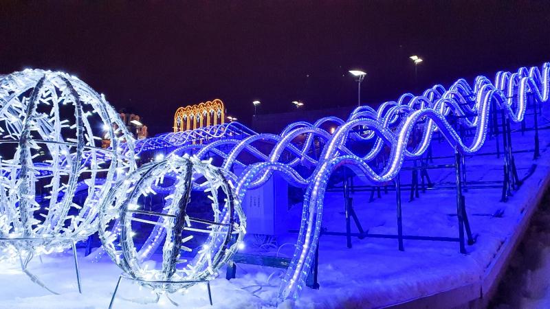 В Самаре завершают установку каскадного 200-метрового светодиодного фонтана