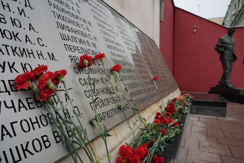 В Самаре почтили память погибших полицейских при пожаре в ГУВД