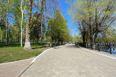 Больше четырех сотен рыб выпустили в озеро парка имени 50-летия Октября