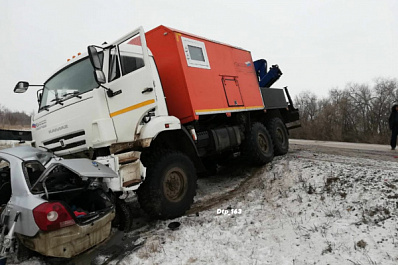 Смертельное ДТП: в Самарской области легковушка влетела в "КамАЗ"