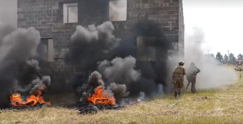 Боевые офицеры помогли новичкам уничтожить лагерь условного противника на полигоне под Самарой