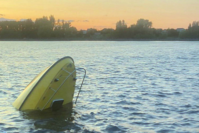 На Волге с затонувшего катера спасли трех человек
