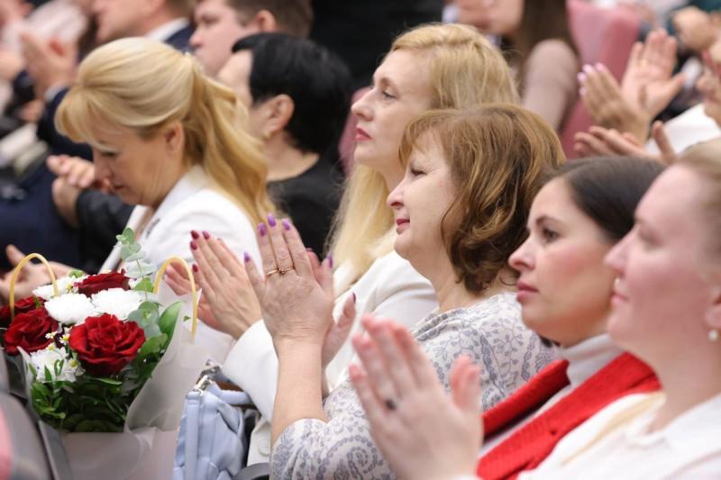 В преддверии Дня народного единства Вячеслав Федорищев вручил жителям региона государственные награды