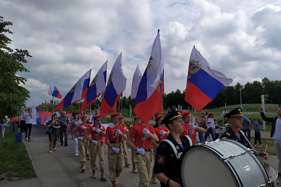 Шествие с флагом и парусная гонка: как отмечают День России в Тольятти