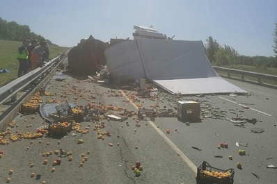 В Самарской области на трассе М5 после ДТП раскидало два грузовика и две легковушки
