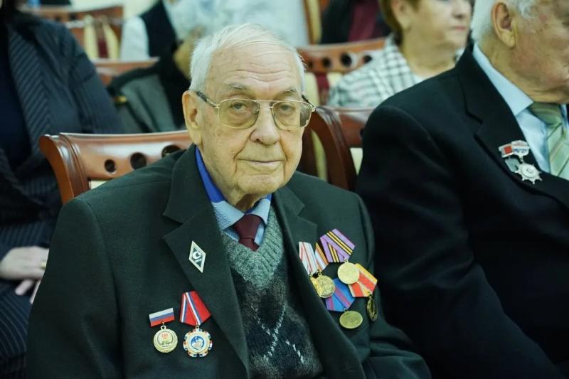 В Самаре губернатор Федорищев вручил государственные награды жителям региона