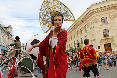 Мимы, ходулисты и двухметровые матрешки: Самаре прошел карнавал в честь ЧМ-2018