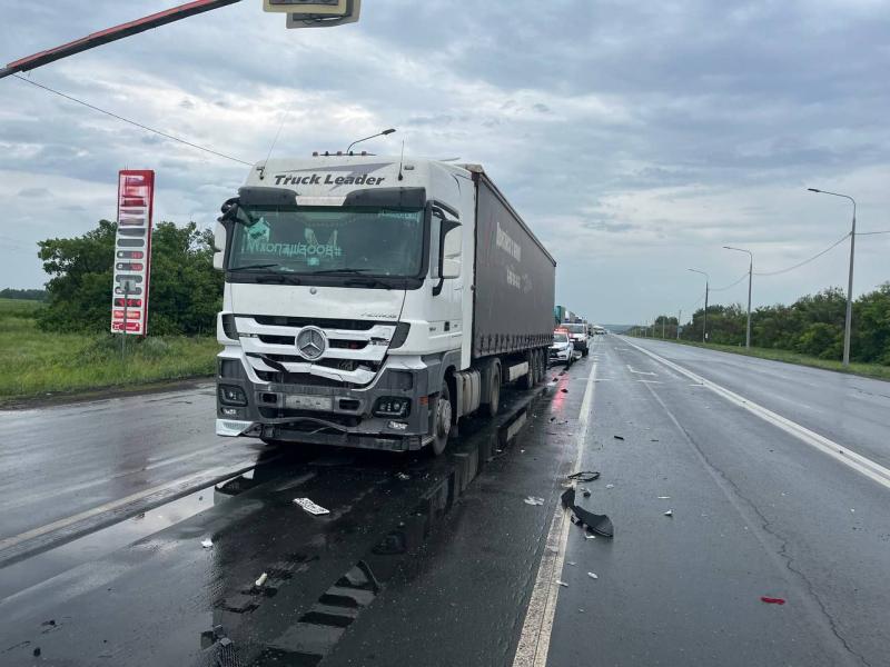 В Самарской области на трассе груженая фура въехала в Chevrolet Captiva