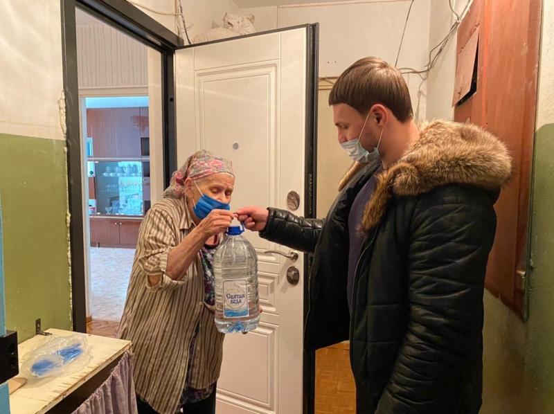 Волонтеры доставили крещенскую воду на дом пожилым самарцам