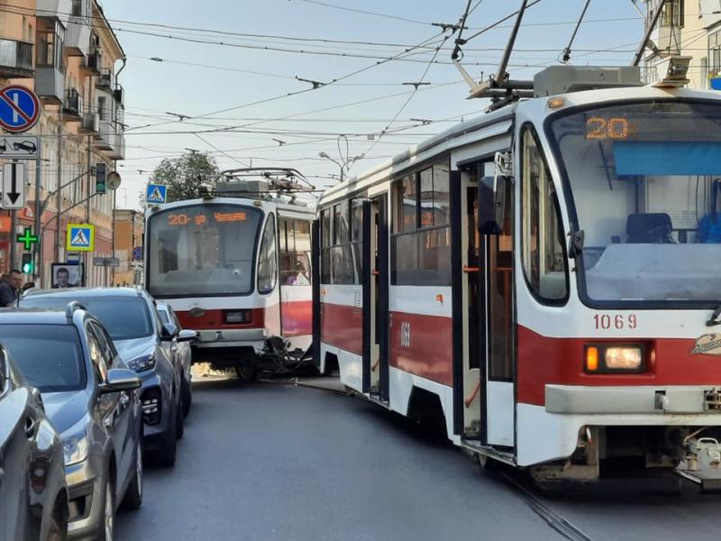 Не вписался в поворот: в центре Самары трамвай сошел с рельсов