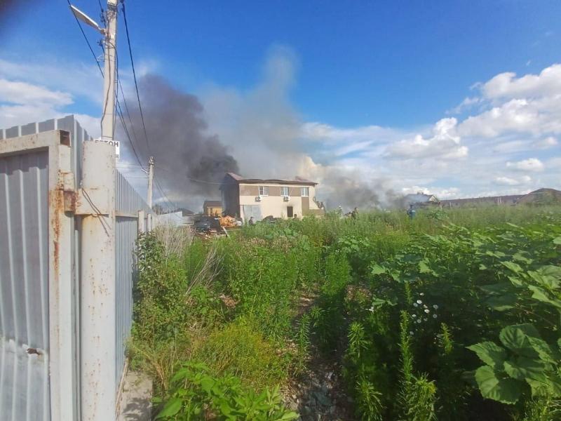 В Волжском районе тушат склад на 250 "квадратах"