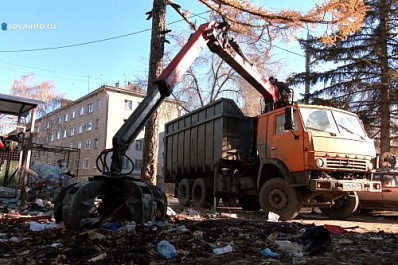 В ход пошел ломовоз: в Самаре продолжают разгребать мусорные завалы