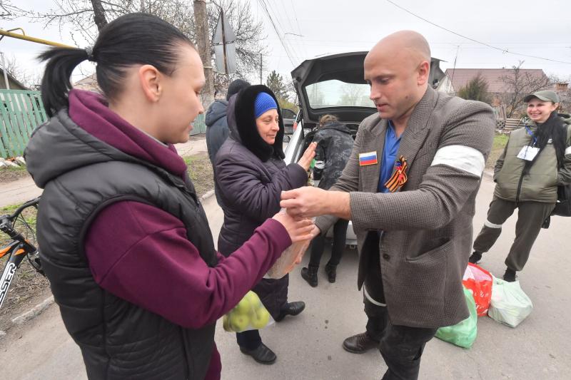"Россия нас не забывает": жителям Мариуполя передали гуманитарную помощь от самарцев