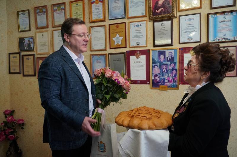 Дмитрий Азаров поздравил выдающегося педагога из Хрящевки с 90-летием