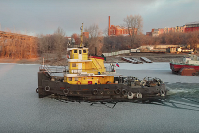 Пробивая лед: появилось видео, как в Самаре речники продлевают навигацию на Волге