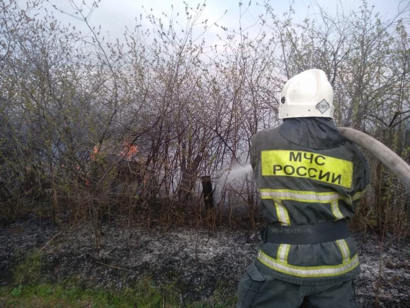 В Волжском районе утром полностью ликвидировали пожар в дачном массиве