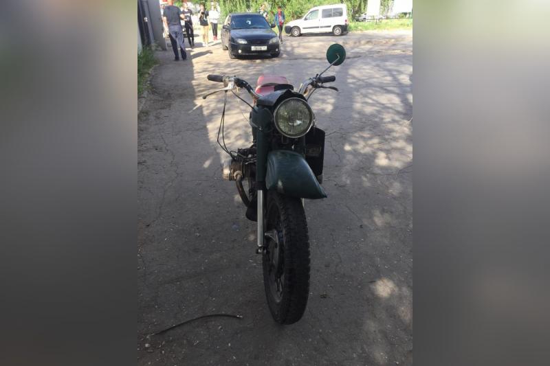 В Самаре мотоциклист без прав врезался в столб и попал в больницу