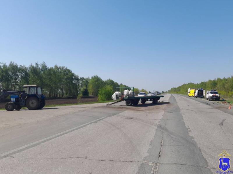 В Самарской области 26 апреля фургон Mercedes влетел в трактор