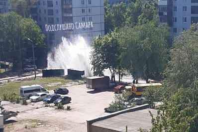 В Самаре на Стара-Загоре из-под земли забил фонтан