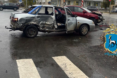 В Самаре 30 октября на улице Гагарина вазовская легковушка врезалась в иномарку и зацепила пешехода 