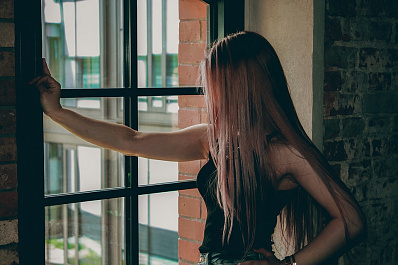 Вечернее шоу с элементами стриптиза устроила для случайных прохожих девушка из Самары