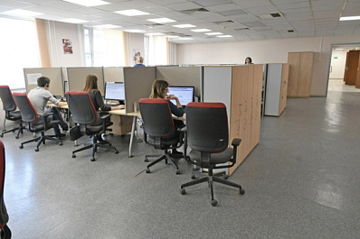 Больше половины россиян работают в благоприятном коллективе