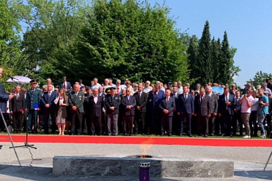 Губернатор Дмитрий Азаров возложил цветы к Вечному огню в Словении