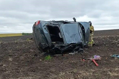В Самарской области 4 сентября легковушка выехала на обочину и перевернулась