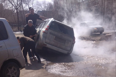 В Самаре на Аминева Land Cruiser Prado провалился в яму на месте прорыва теплосетей