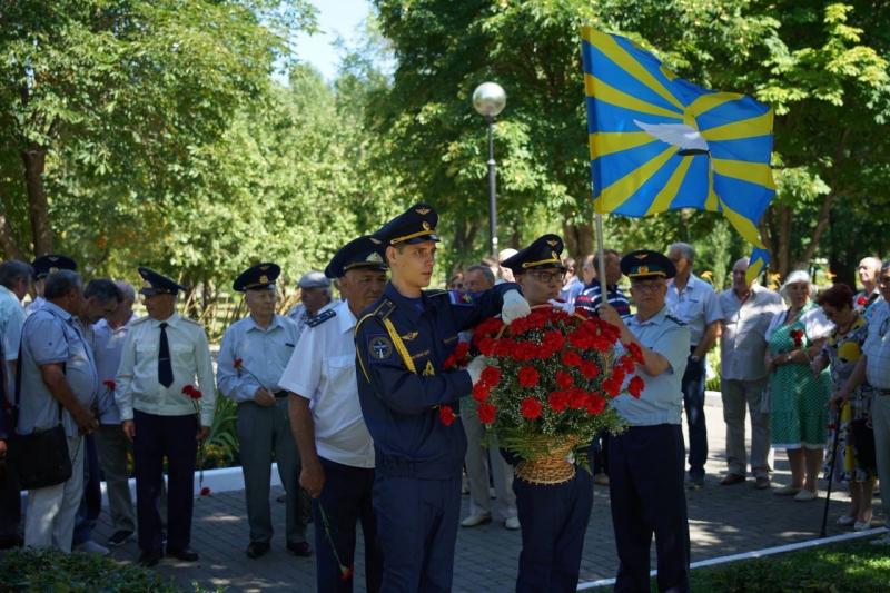 В Самаре в День ВВС России возложили цветы к памятнику Юрию Гагарину