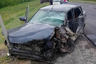 Вылетел на встречку: на М5 "Приора" врезалась в КамАЗ