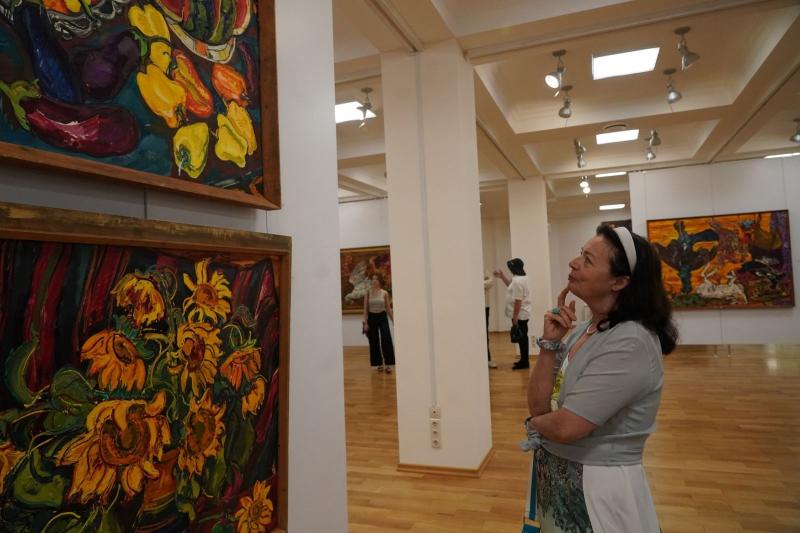 Яркие миры Игоря Гумилевского: в Самаре проходит выставка "Отклики жизни"