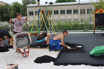В Кировском районе завершается благоустройство двора по улице Победы