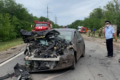 На трассе под Самарой в столкновении двух легковушек и грузовика погибли три человека