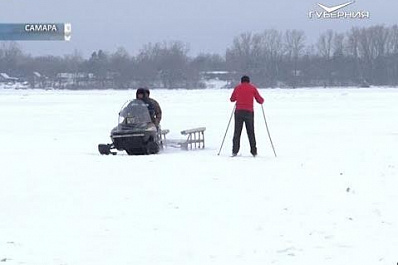 На лыжах и пешком: самарцы с риском для жизни выходят на опасный лед